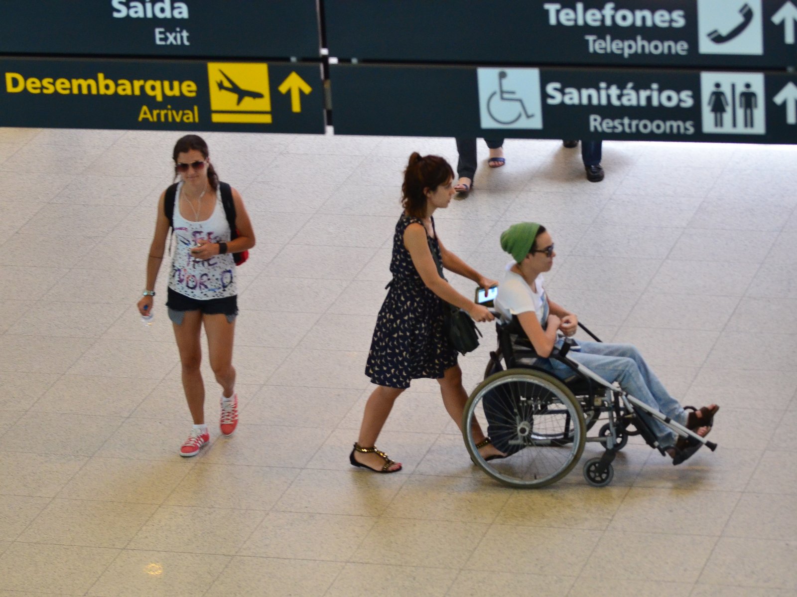 Maria Gadú aparece de cadeira de rodas em aeroporto