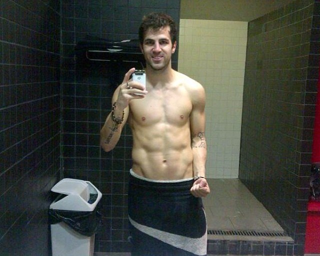 Fàbregas mostra barriga tanquinho em rede social e Piqué brinca: ‘Usou Photoshop?’
