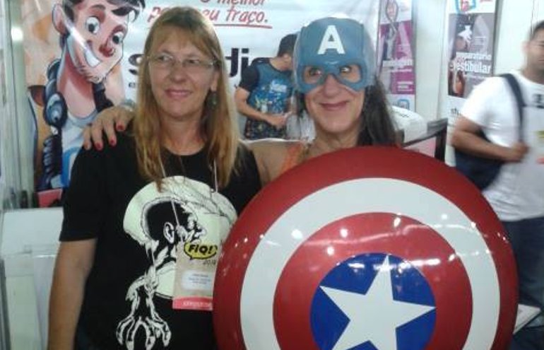 Laerte se veste de Capitão América em evento