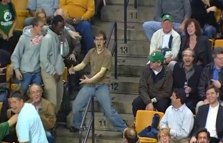 Torcedor americano enlouquece ao som de Bon Jovi em intervalo do jogo dos Celtics