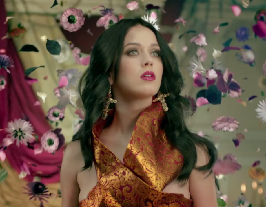 Katy Perry divulga clipe para seu novo hit Unconditionally