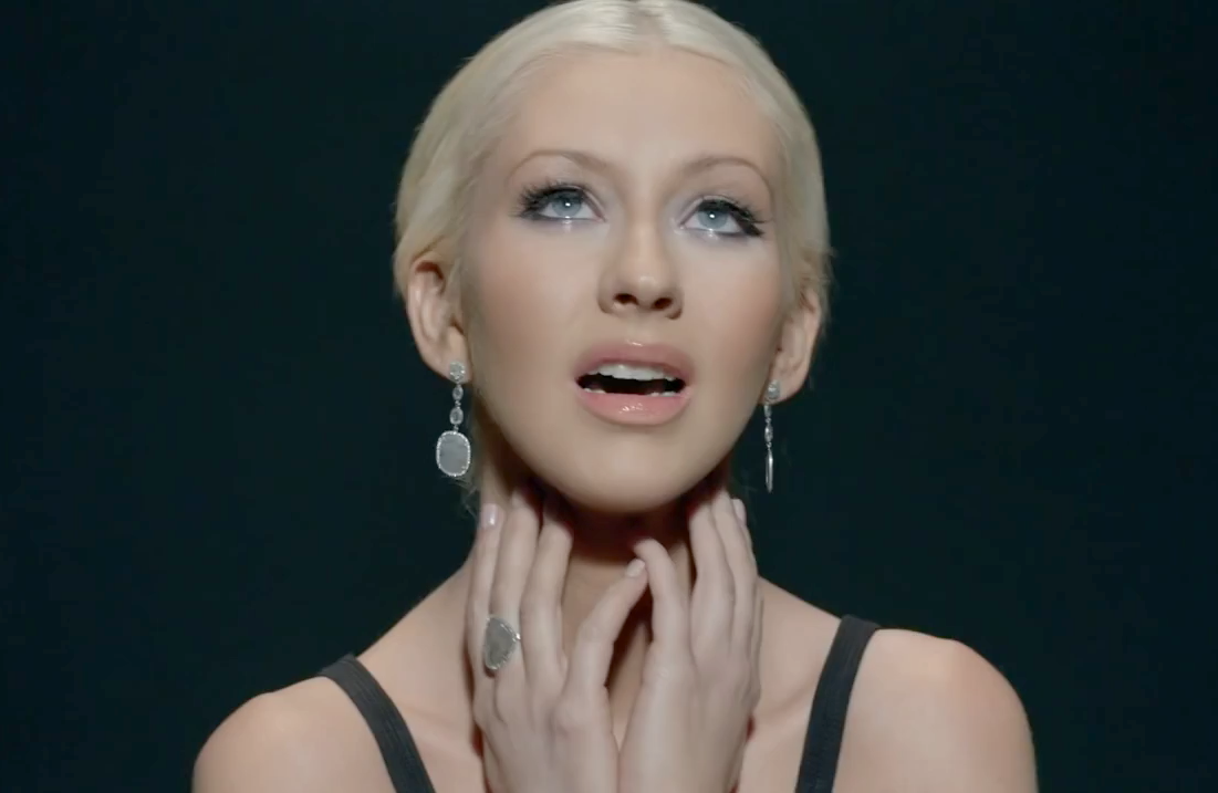 Christina Aguilera lança clipe de cortar os pulsos para Say Something