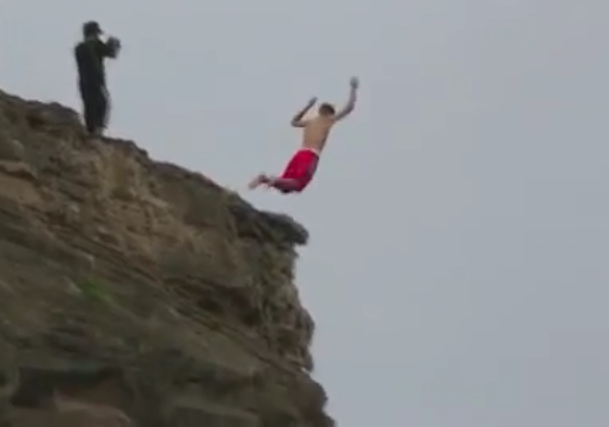 De boa no Havaí, Justin Bieber salta de um penhasco