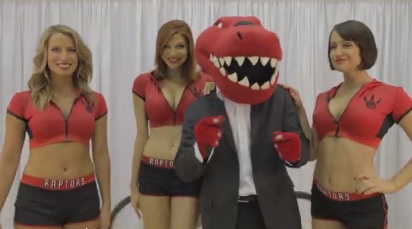 Cheerleaders da NBA dançam hit de Robin Thicke com ‘mascote ostentação’; assista