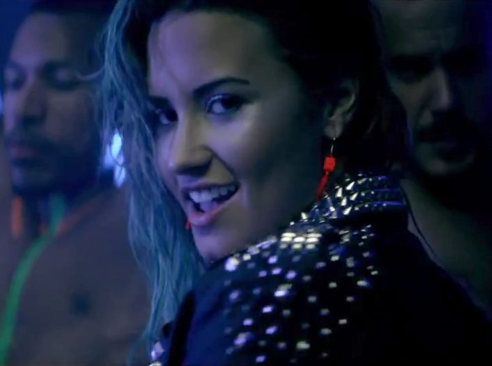 Demi Lovato se joga na balada em clipe de Neon Lights