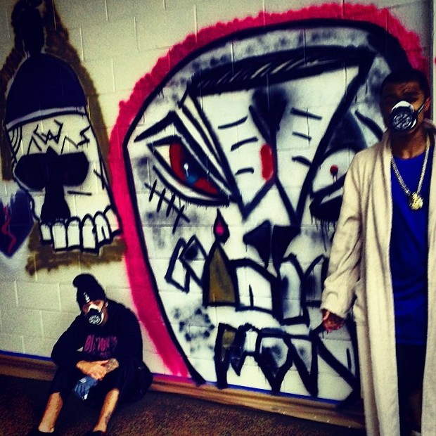 Justin Bieber aparece mascarado em frente de grafite