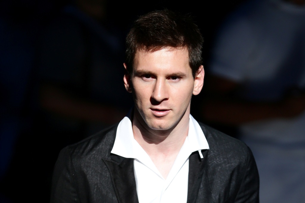 Após algumas iniciativas, Messi, que também é garoto-propaganda da Adidas, já posou sem camisa, de cueca e agora é o protagonista de em um comercial de uma empresa aérea.