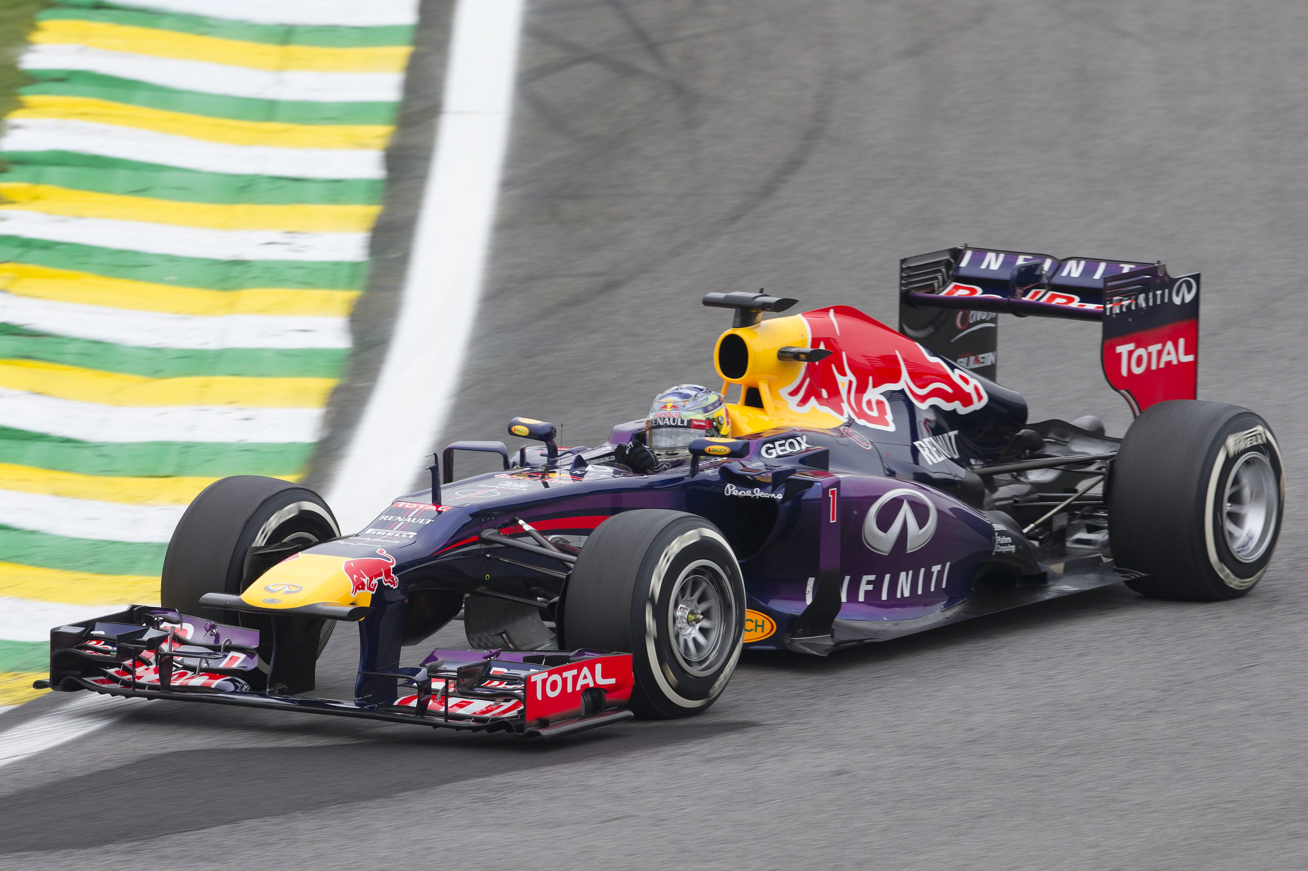 Vettel vence GP do Brasil e bate recorde de vitórias em uma temporada na F-1