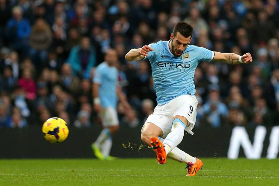 Tottenham, de Paulinho, leva meia dúzia do Manchester City; Sandro faz gol contra