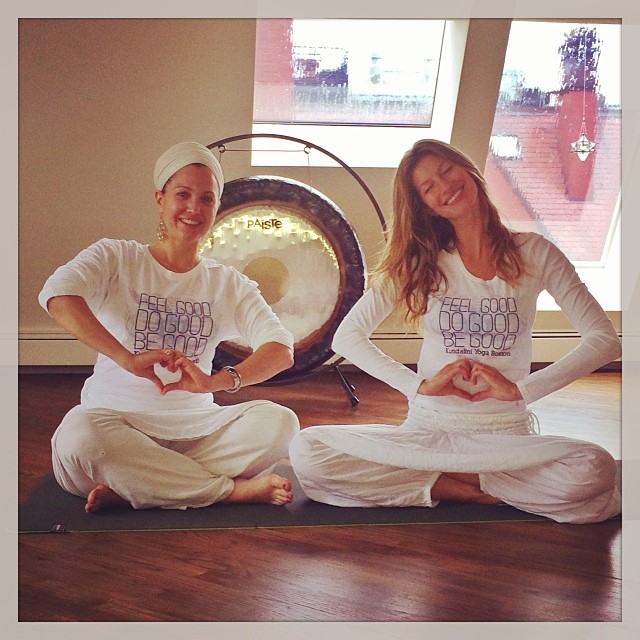 Gisele Bündchen publica foto em que medita no Instagram
