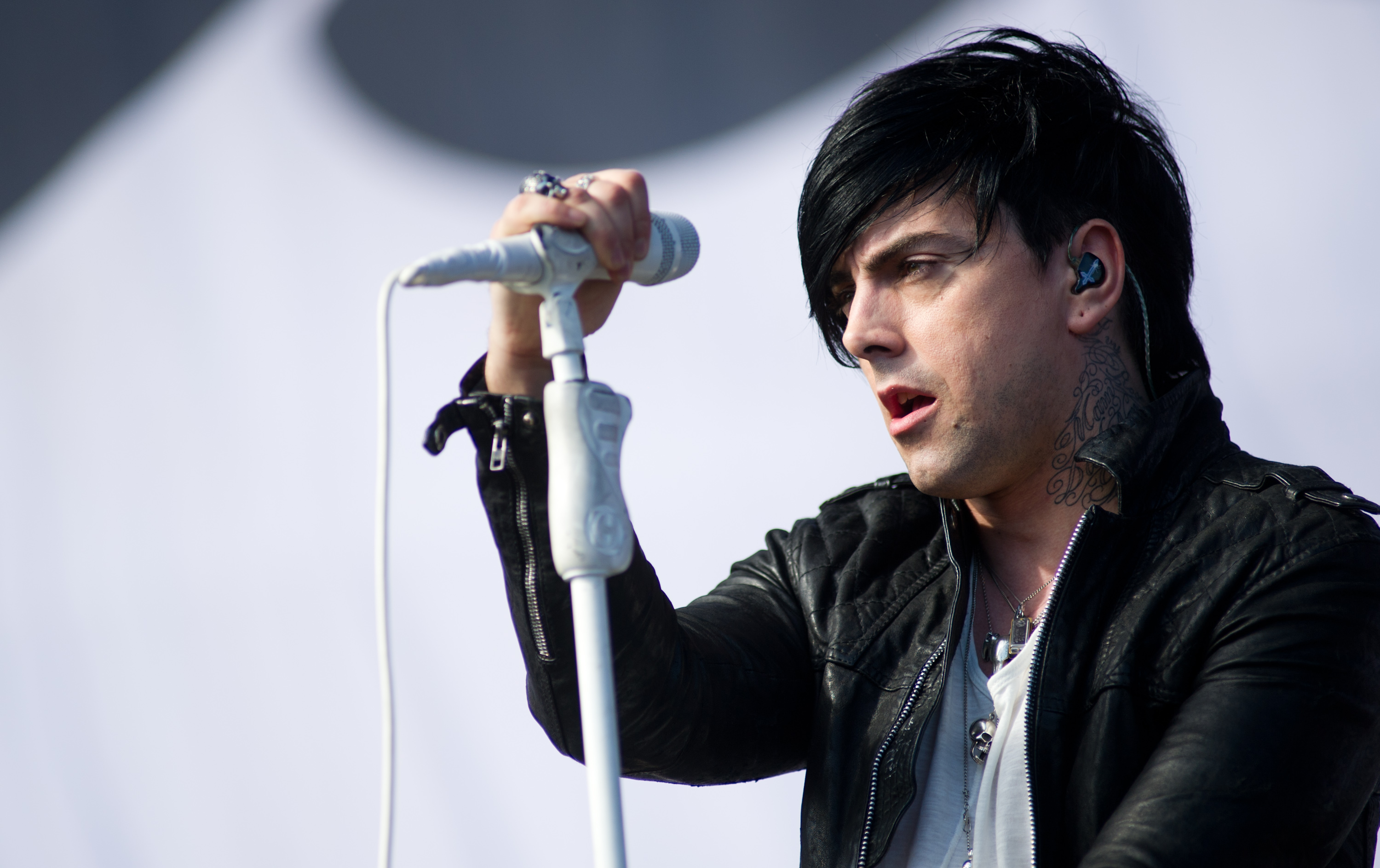 Polícia britânica investiga mulheres que ofereceram crianças ao ex-vocalista da banda Lostprophets