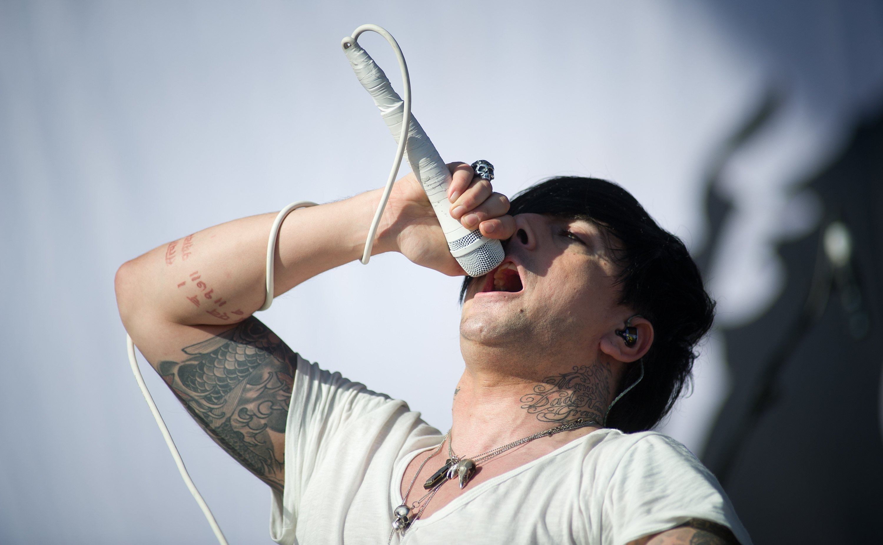 Ex-vocalista de banda Lostprophets é condenado a 35 anos por abusar de menores