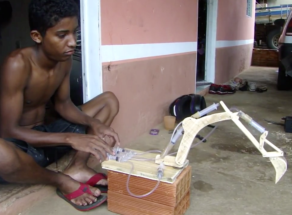 Jovem do Tocantins cria protótipo de escavadeira usando várias seringas