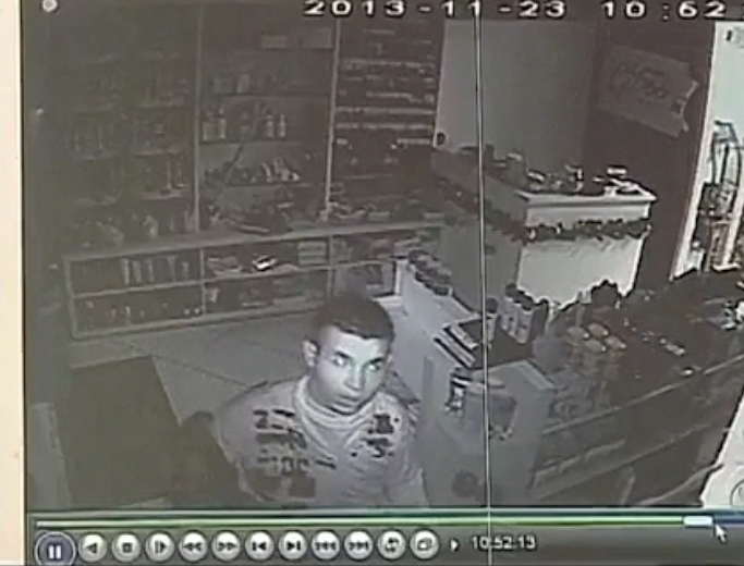 Ladrão rouba loja e pinta cabelo durante assalto