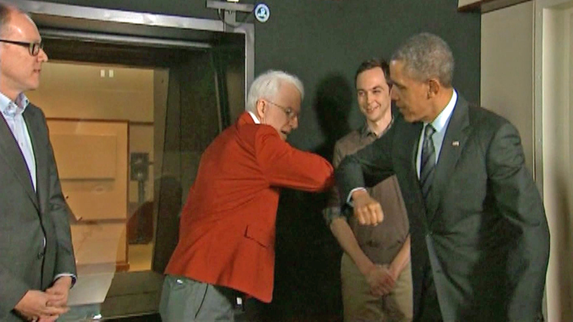 Barack Obama e Steve Martin brincam durante visita do presidente a estúdio