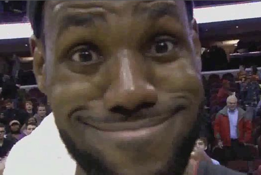 LeBron James interrompe entrevista de companheiro com careta bizarra