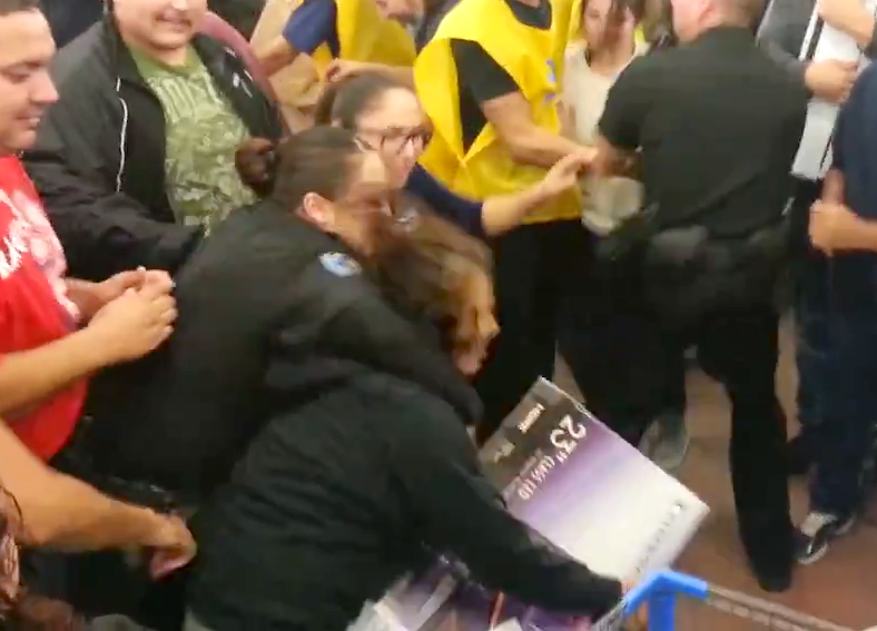 Mesmo imobilizada, mulher não larga televisão no Black Friday americano