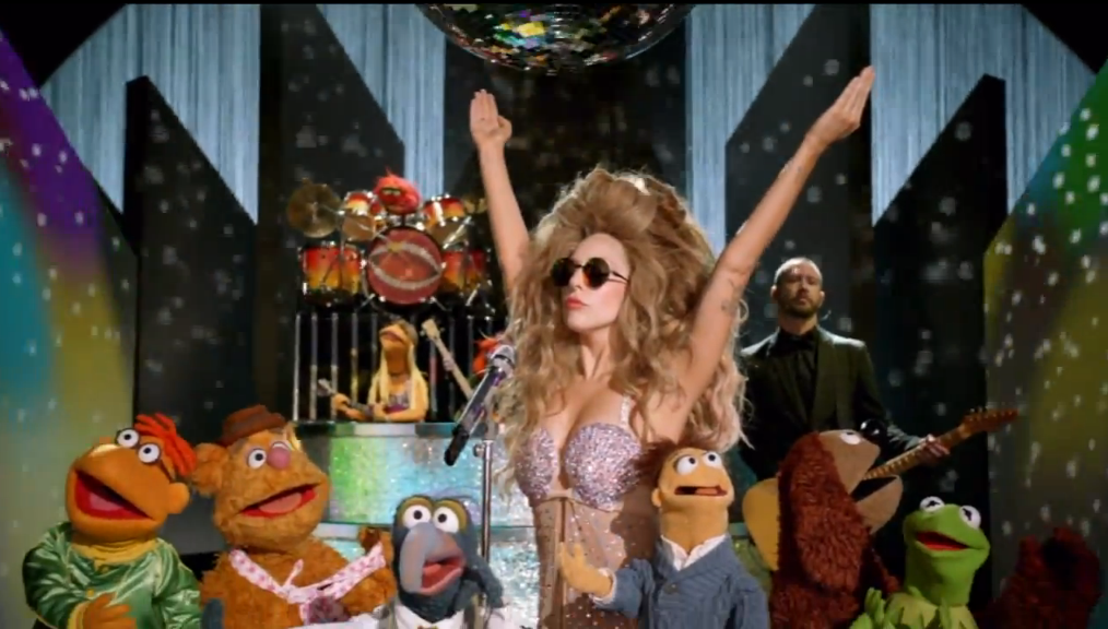 Muppets fazendo backing vocals para Gaga; assista às performances dela no especial do 'The Muppets Show'