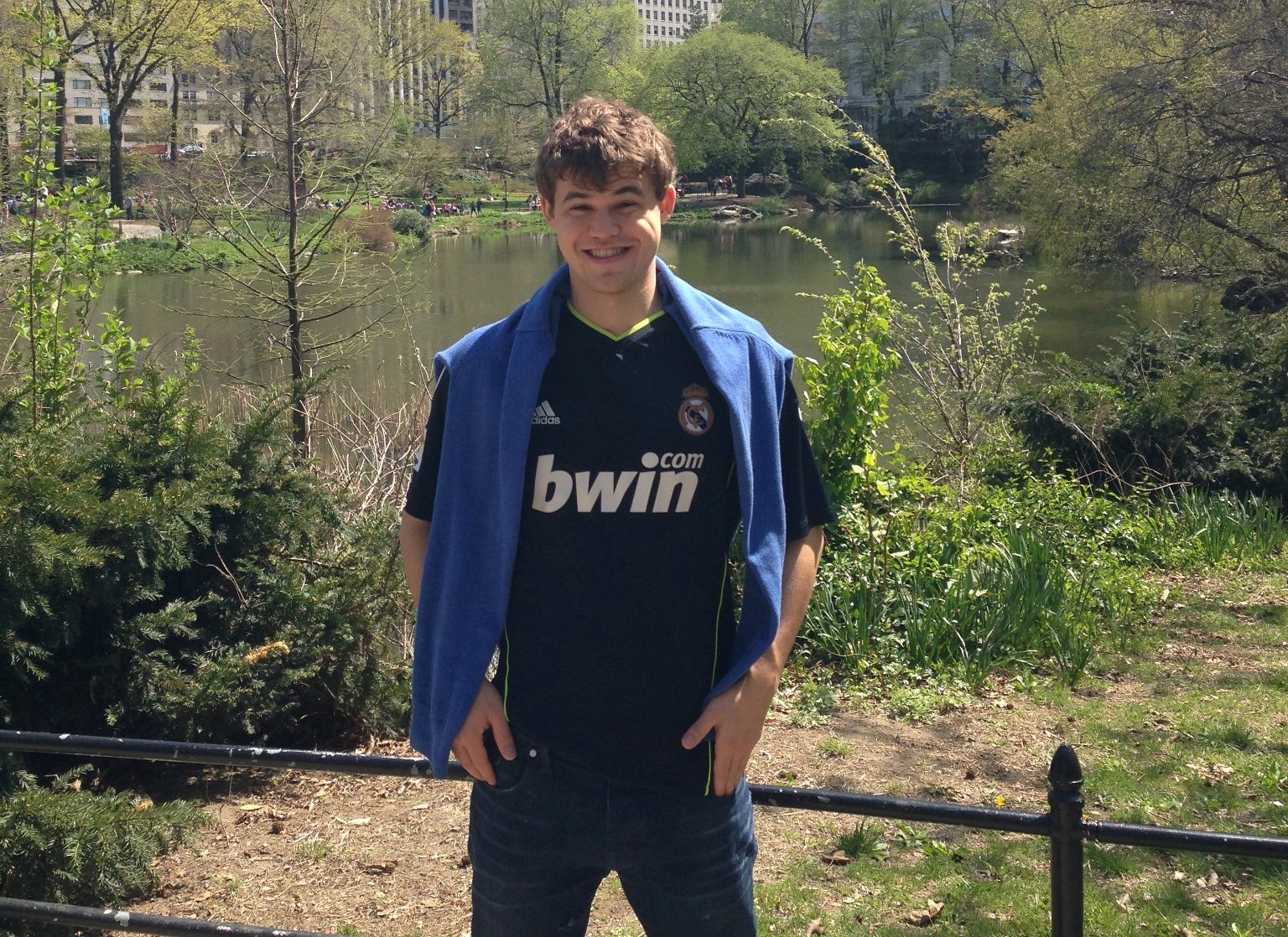 Campeão mundial de xadrez dá pontapé inicial de jogo do Real Madrid