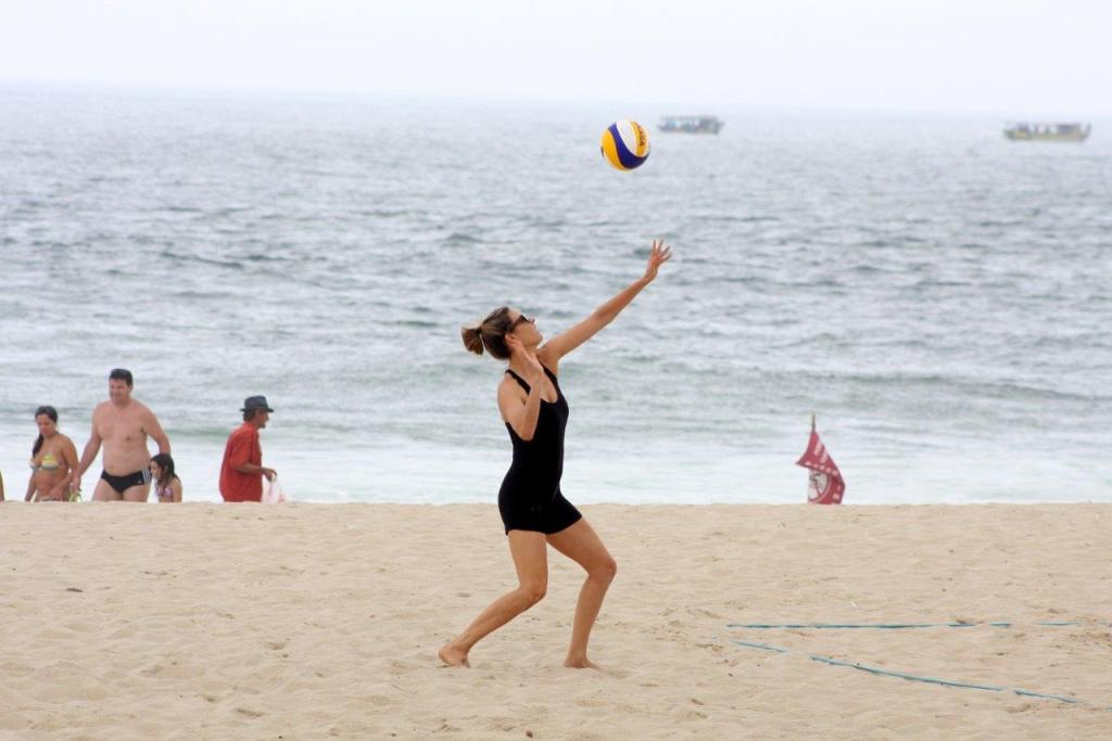 Fernanda Lima acordou animada neste sábado (30). A apresentadora foi vista jogando vôlei na praia do Leblon, no Rio de Janeiro