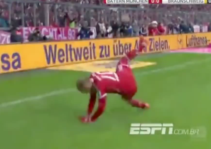 Após marcar gol, Robben tenta deslize no gramado e leva tombo bisonho