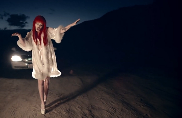 Sky Ferreira curte a noite em clipe de 'Night Time, My Time'
