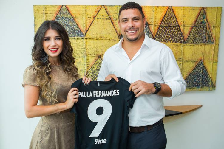 Empresa de Ronaldo fecha contrato com Paula Fernandes