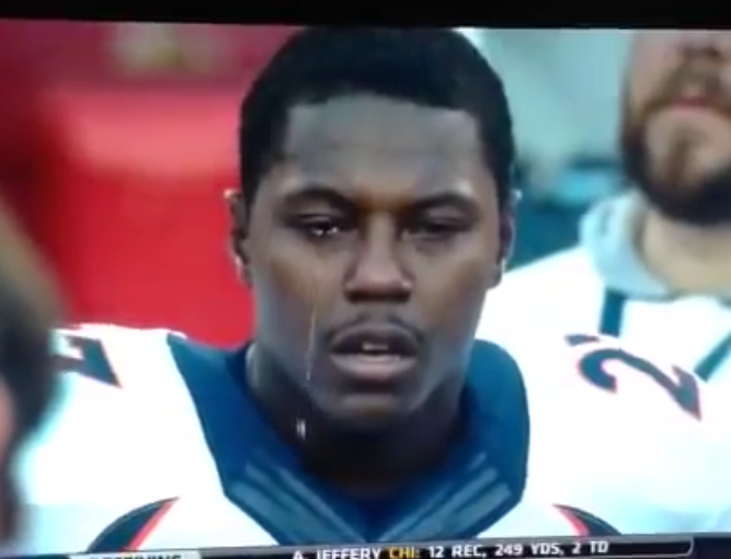 Jogador da NFL se emociona e vira hit por causa de suas lágrimas imensas