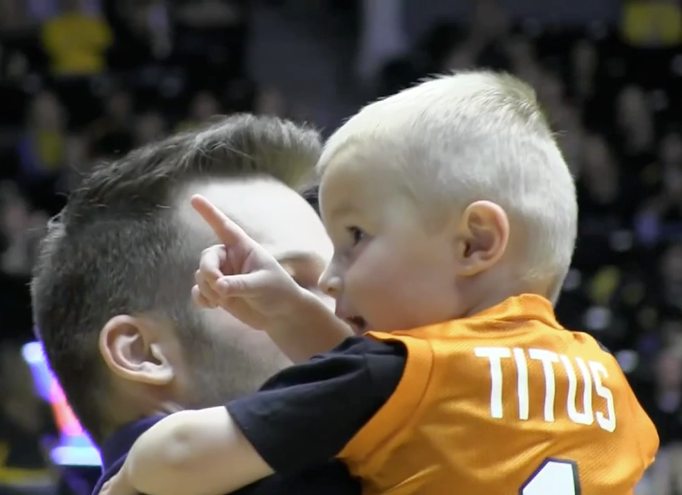 Aos 2 anos, menininho americano mostra que sabe tudo de basquete