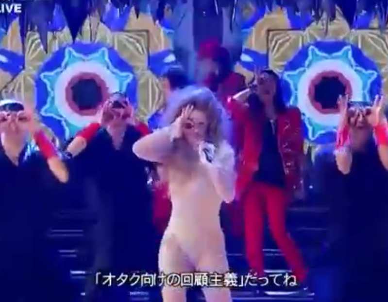 Com cabelão, Lady Gaga canta Applause em apresentação no Japão