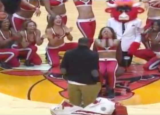 Homem sai de dentro do mascote e pede cheerleader em casamento