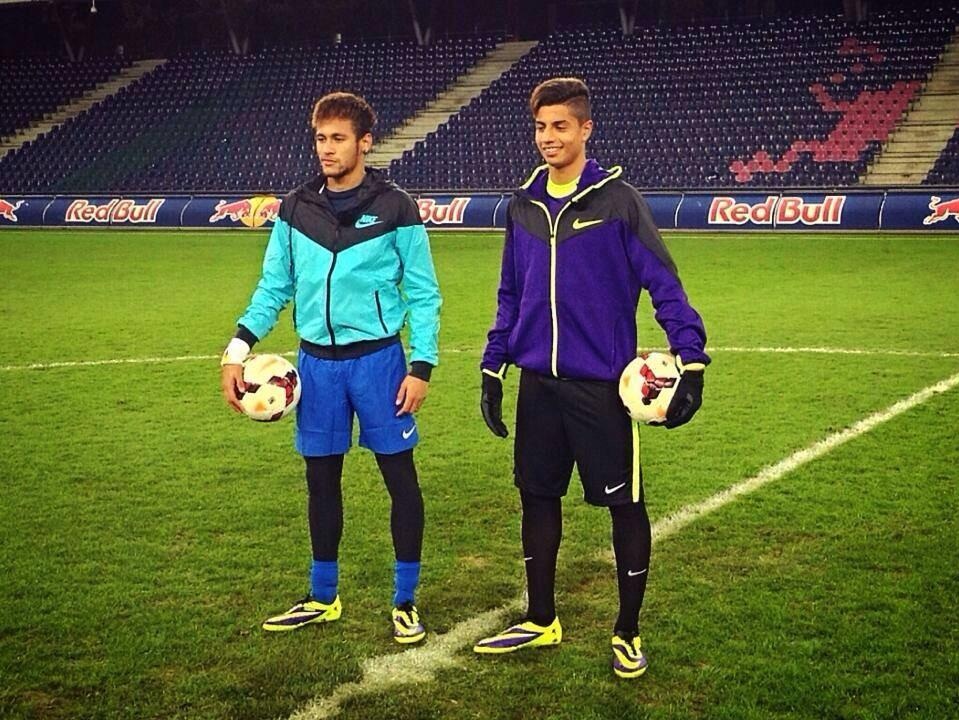 Jovem de 15 anos do Milan realiza sonho e bate bola com Neymar; Veja vídeo