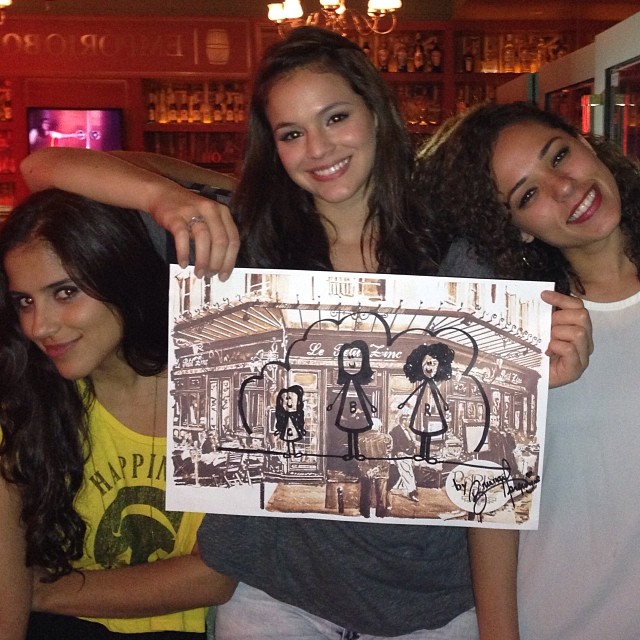 Camilla Camargo posa ao lado de Bruna Marquezine e Roberta Almeida e diz: 'Aguardem novidades por aí!'