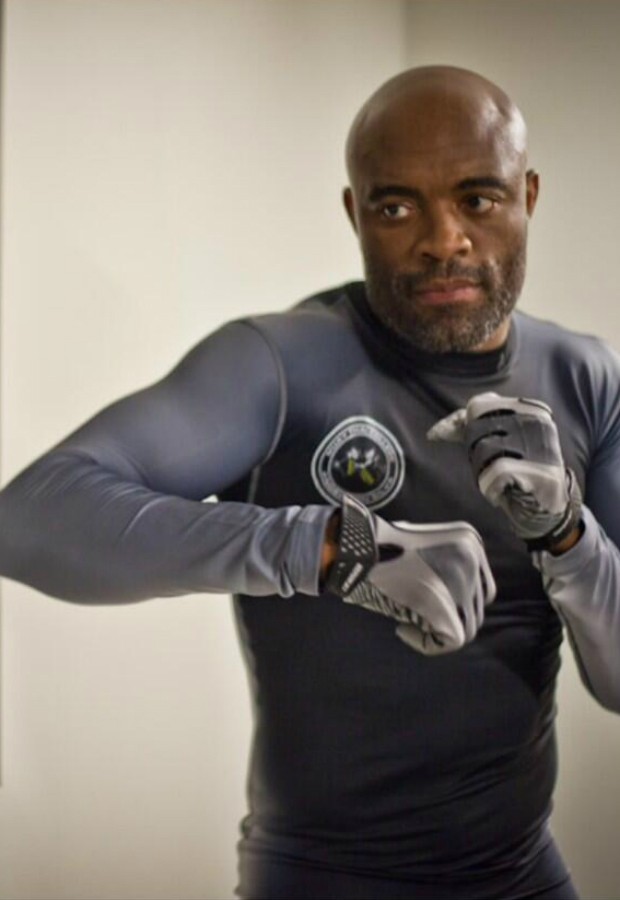 Com barba grisalha, Anderson Silva posta foto treinando e cita ídolo