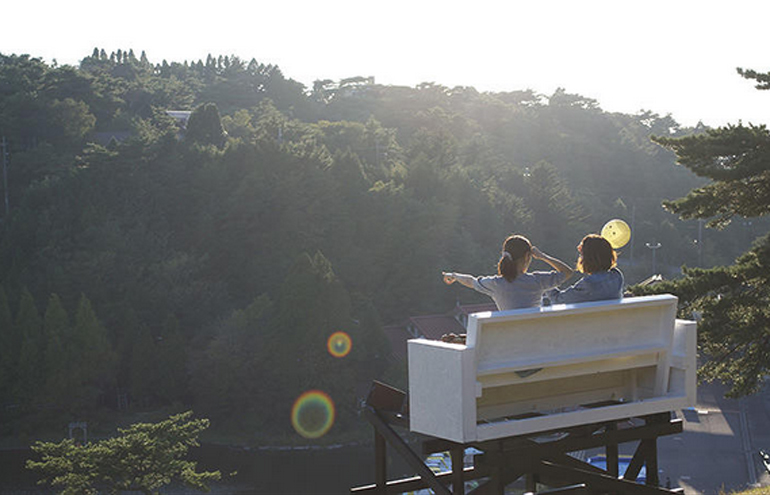 Parque japonês coloca sofás "flutuantes" para as pessoas curtirem uma vista única