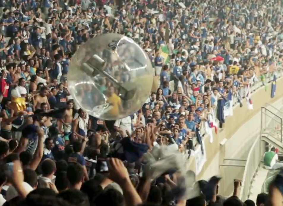 Torcida cruzeirense recebe a taça do Brasileirão em campanha incrível