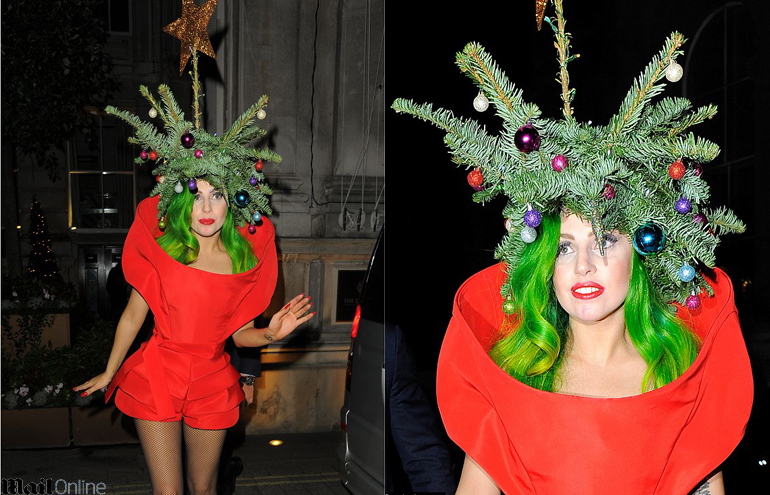 Em clima natalino, Lady Gaga aparece vestida de árvore de Natal