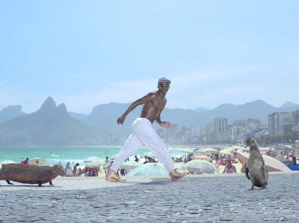 Moleque Transante fritando demais em praia do Rio; veja o clipe!