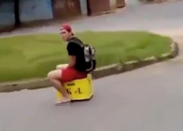 Menino mostra que a zoeira não tem limites e pilota caixa de cerveja
