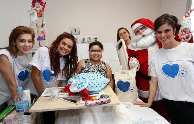 Famosos visitam crianças com câncer e levam presentes de natal