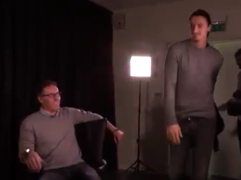 Ibrahimovic entra no estúdio e interrompe entrevista de seu treinador