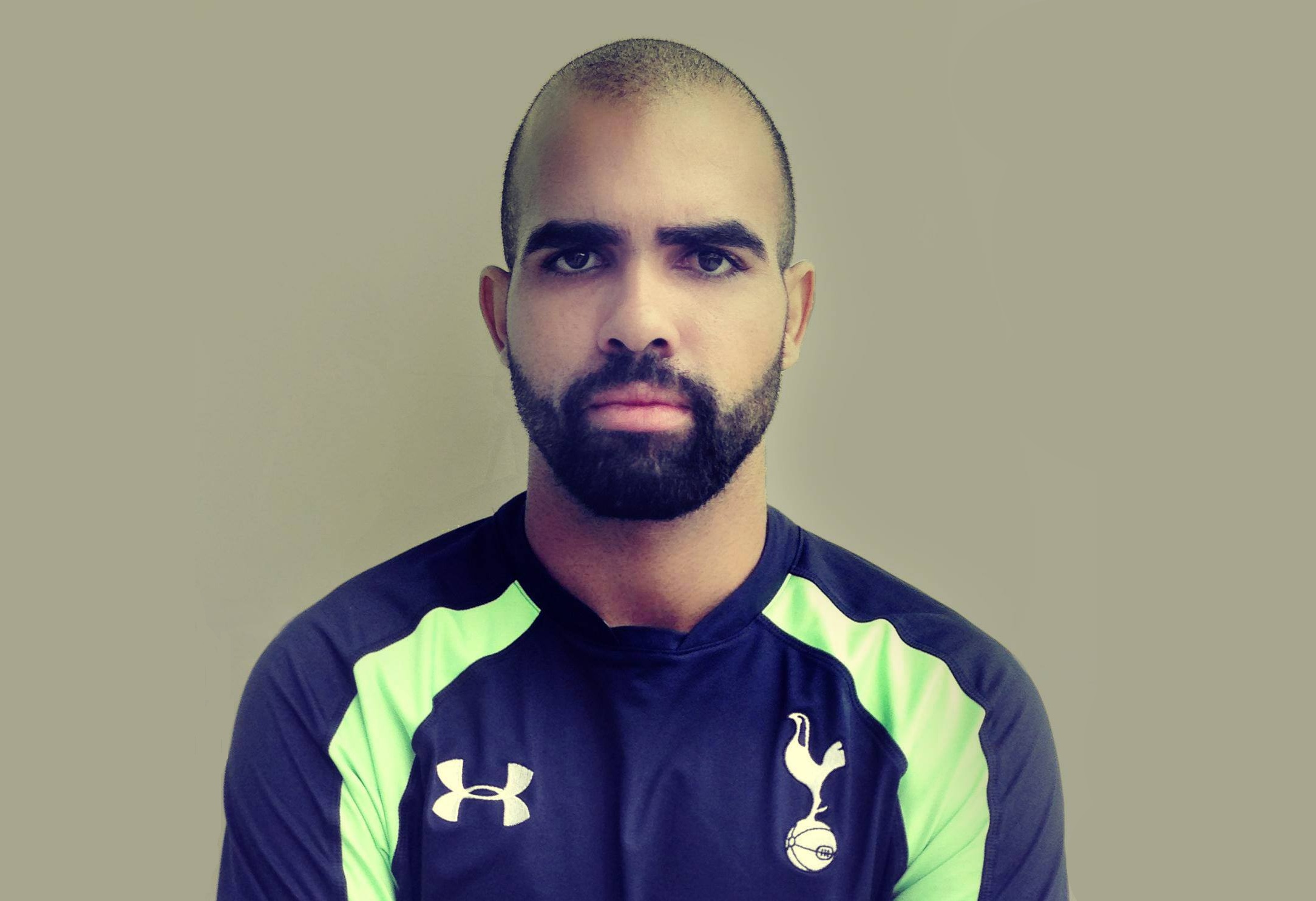 Antes de duelo no inglês, Sandro passa por depilação e troca elogios com Philippe Coutinho
