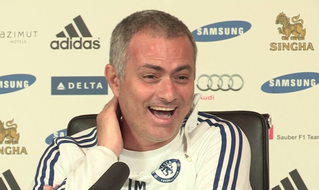 Mourinho solta gargalhada ao ser perguntado sobre contratação de Rooney; assista
