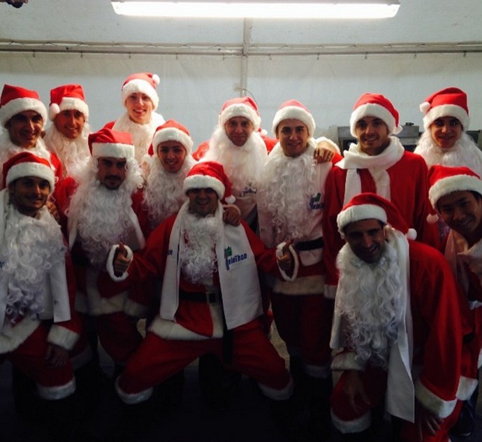 De saída, Massa posta foto vestido de papai noel com funcionários da Ferrari