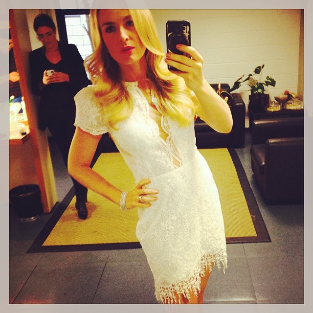 Angélica mostra look para gravar especial do Domingão do Faustão