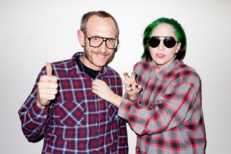 A cantora Lady Gaga posou novamente para Terry Richardson. Desta vez, a popstar aparece nas imagens com o cabelo pintado de verde. O ensaio fotográfico foi divulgado nesta segunda-feira (16) no site do fotógrafo