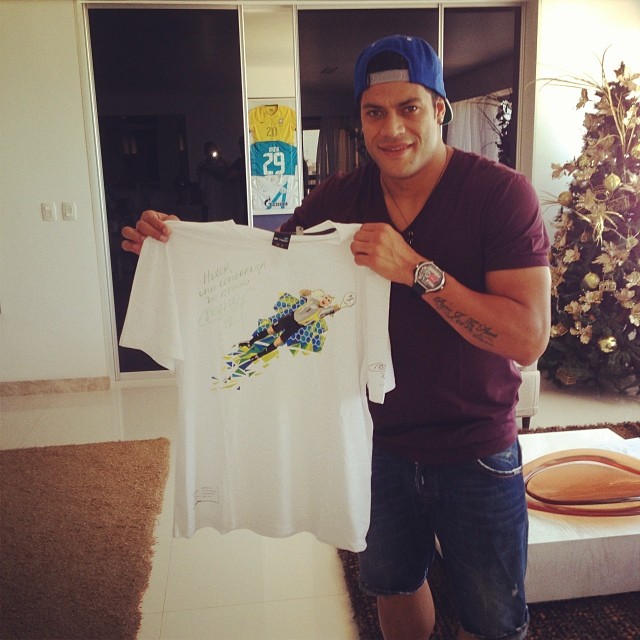 De férias no Nordeste, palmeirense Hulk ganha camisa especial do ex-goleiro Marcos