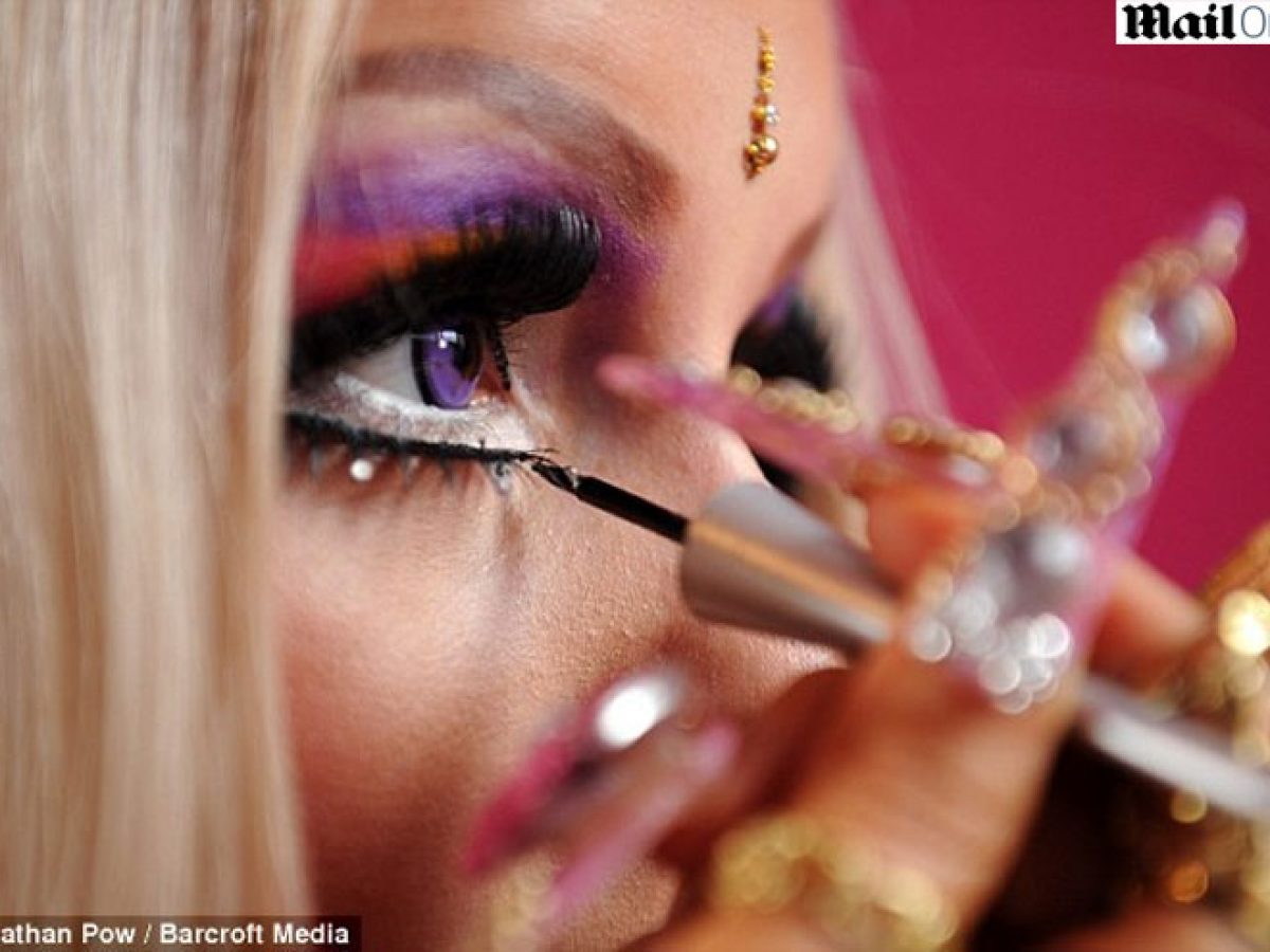 Para ficar igual à boneca Barbie, manicure inglesa gasta 4 horas por dia  com maquiagem - Mundo - Extra Online
