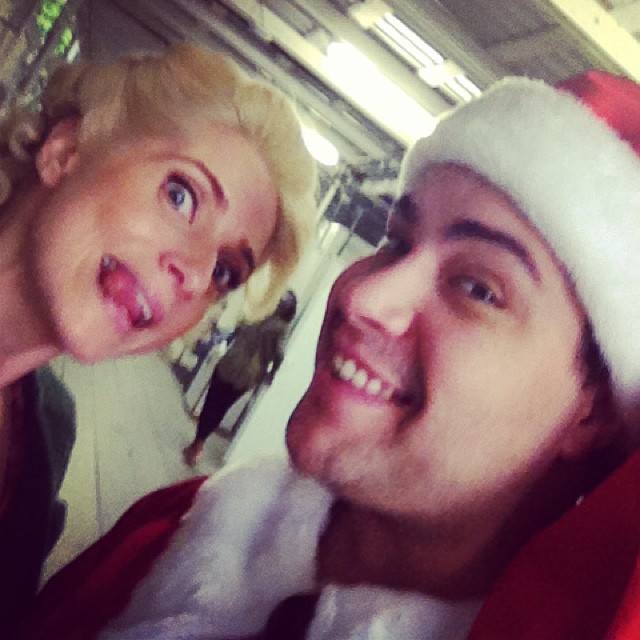 Elenco de Joia Rara entra em clima de Natal nos bastidores da novela