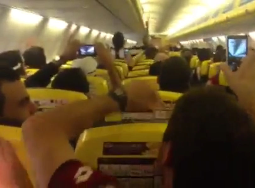 Piloto grita "Vai, Galo!" em voo para o Marrocos e enlouquece torcedores